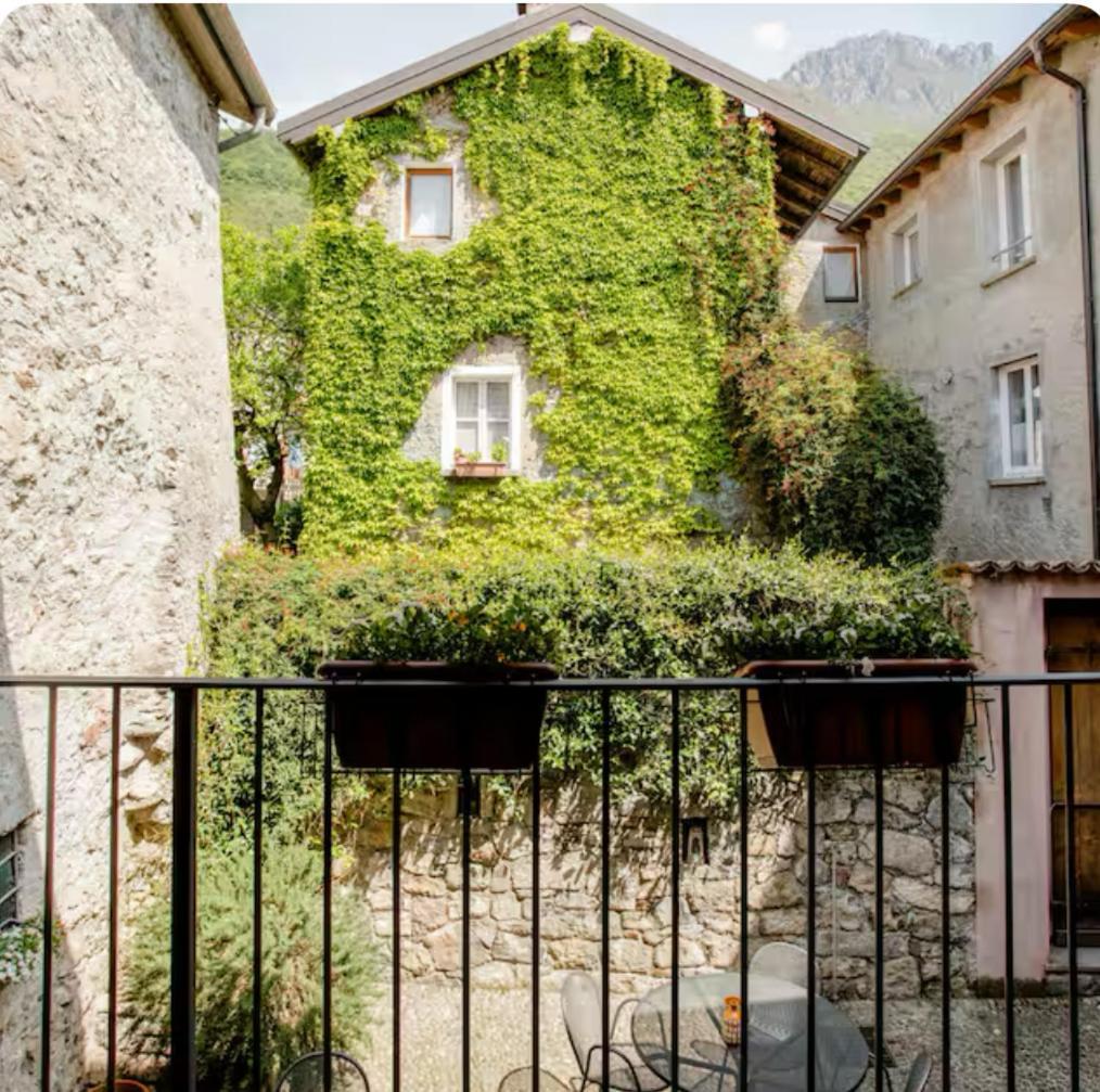 مانديلو ديل لاريو Alla Torre Del Barbarossa B&B Foresteria المظهر الخارجي الصورة