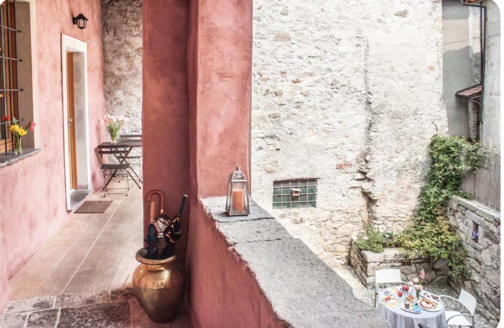 مانديلو ديل لاريو Alla Torre Del Barbarossa B&B Foresteria المظهر الخارجي الصورة