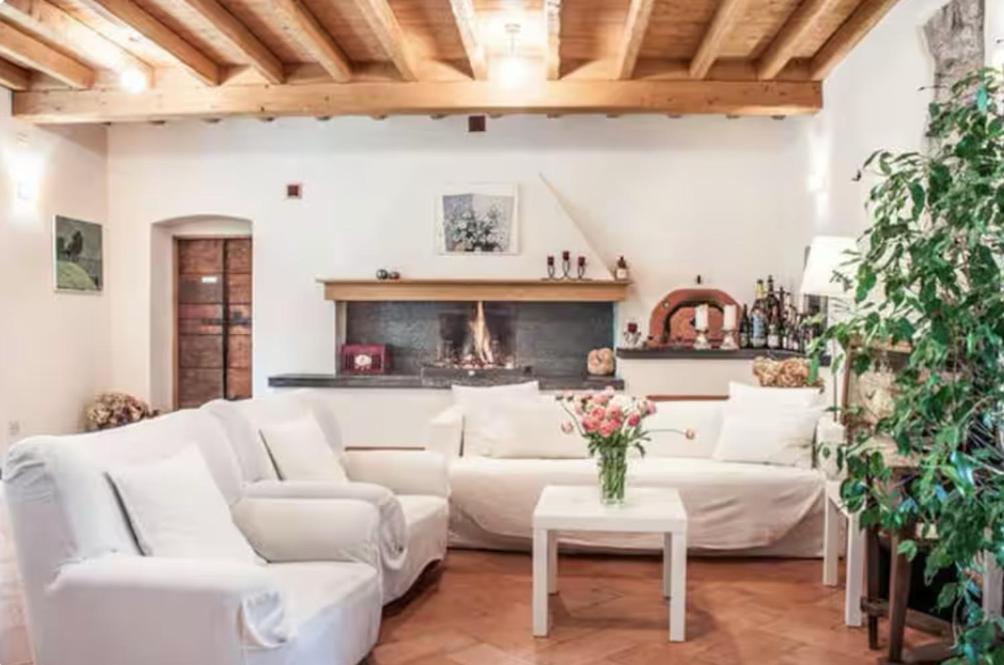 مانديلو ديل لاريو Alla Torre Del Barbarossa B&B Foresteria المظهر الخارجي الصورة